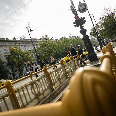 Best Seasons La Famiglia Budapest Exteriör bild