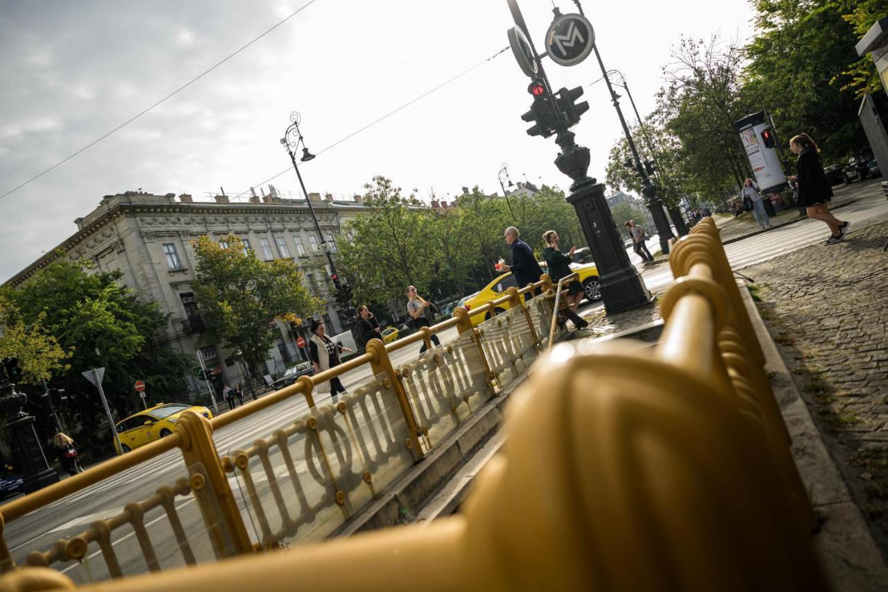 Best Seasons La Famiglia Budapest Exteriör bild