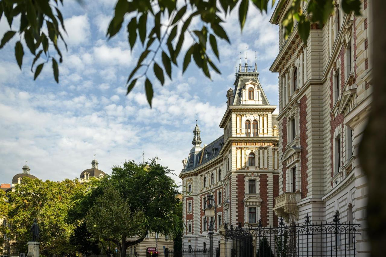 Best Seasons La Famiglia Budapest Exteriör bild